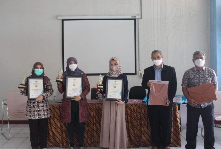 Penyerahan Hadiah Pemenang IALA 2021 dan ALIA 2021 FPPTI Wilayah Jawa Barat